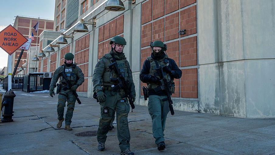 Policiais fortemente armados circulam pelos arredores da prisão onde Maduro está detido