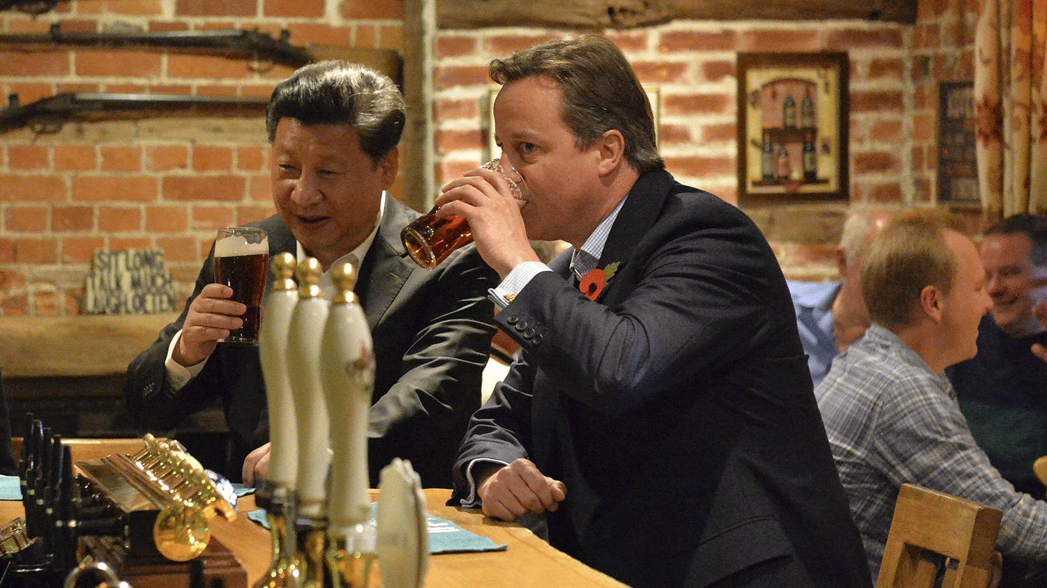 中國國家主席習近平與英國前首相大衞·卡梅倫在酒吧共飲啤酒。