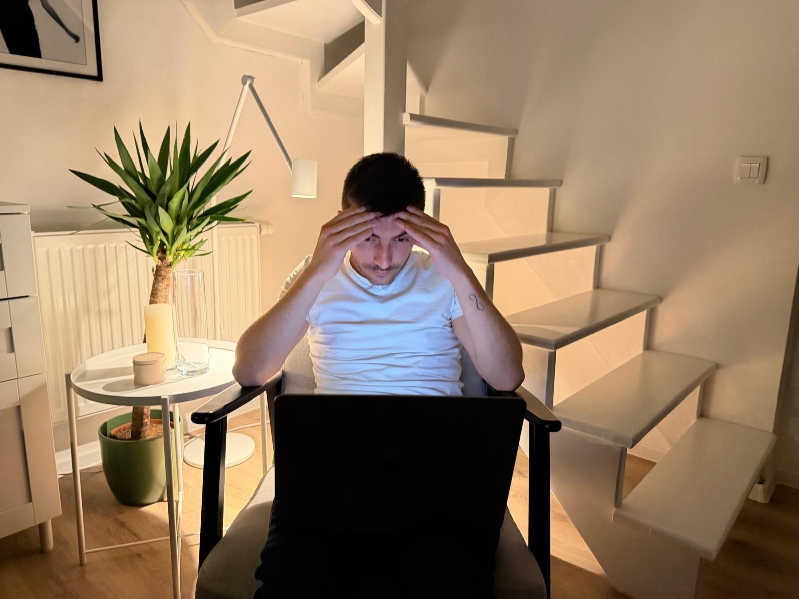 mladić gleda u kompjuter