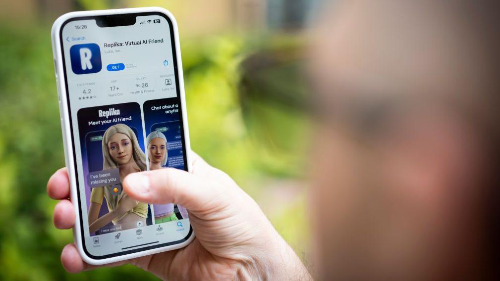 تُظهر هذه الصورة التوضيحية مستخدما يتفاعل مع تطبيق على هاتفه الذكي لتخصيص صورة رمزية (أفاتار) لمحادثٍ شخصي يعمل بالذكاء الاصطناعي، يُعرف باسم "ريبيليكا"، في وارسو، بولندا، في 22 يوليو/ تموز 2023.