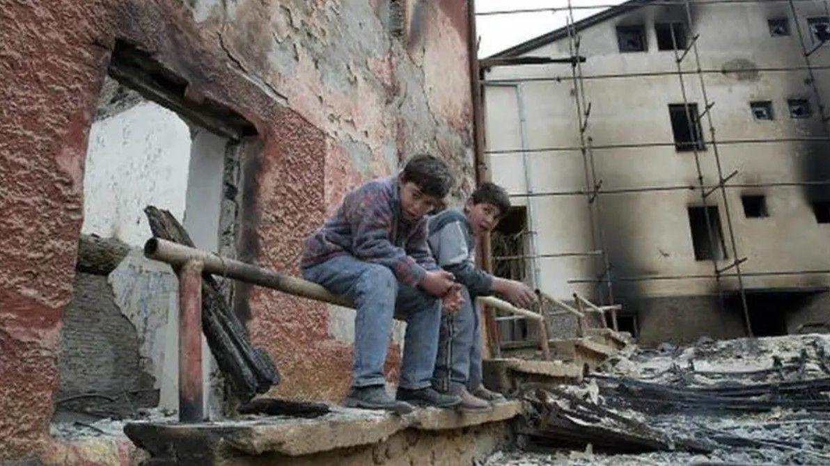 22. mart 2014: Dečaci sede među ruševinama zgrade Pravoslavne bogoslovije u Prizrenu