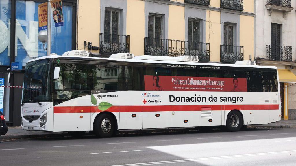 Un autobús para donar sangre parado en una calle de Madrid.