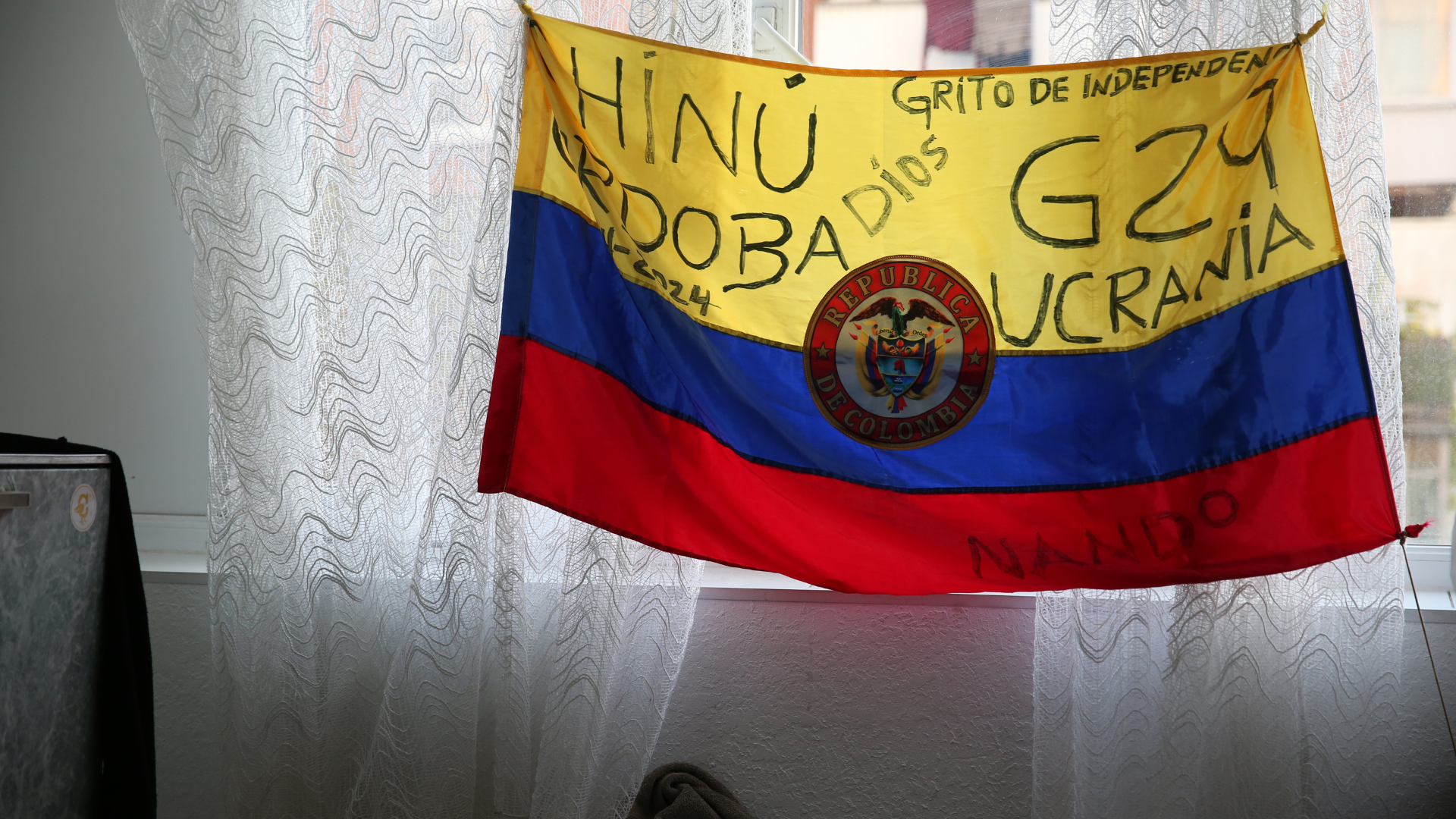 La bandera de Colombia que Árabe mantiene en su sala