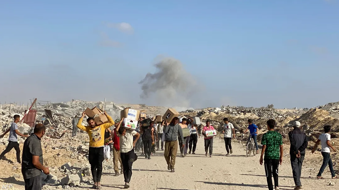 أشخاص من غزة يحملون مساعدات.