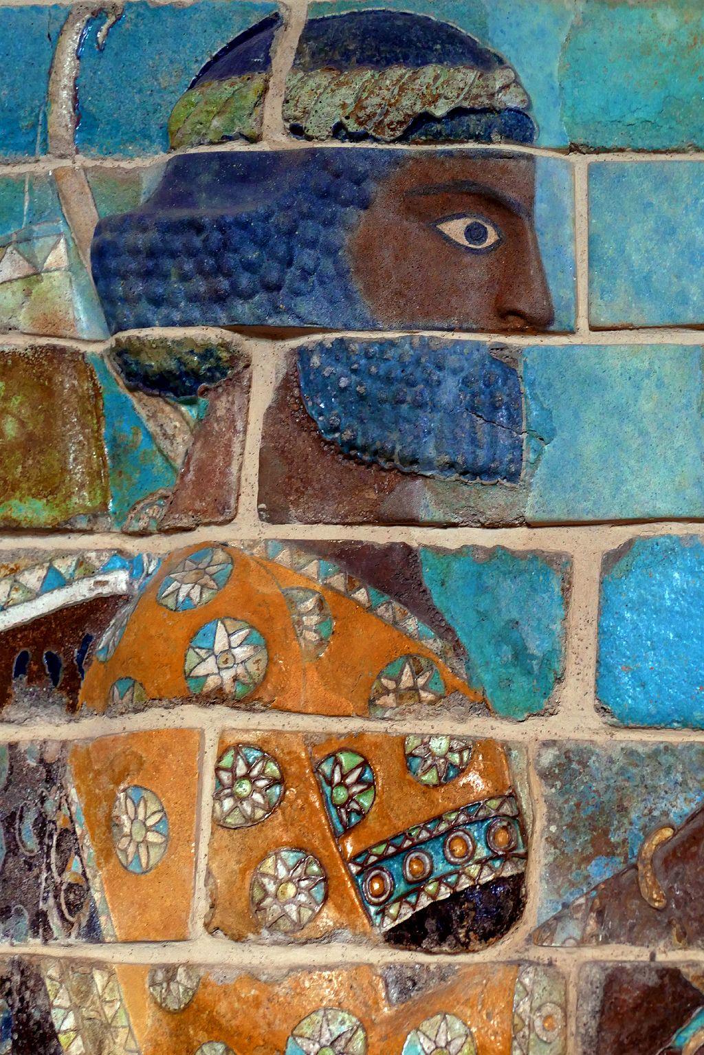Detalle de un friso que representa arqueros. Procedente del palacio aqueménida de Darío I en Susa, Irán.
