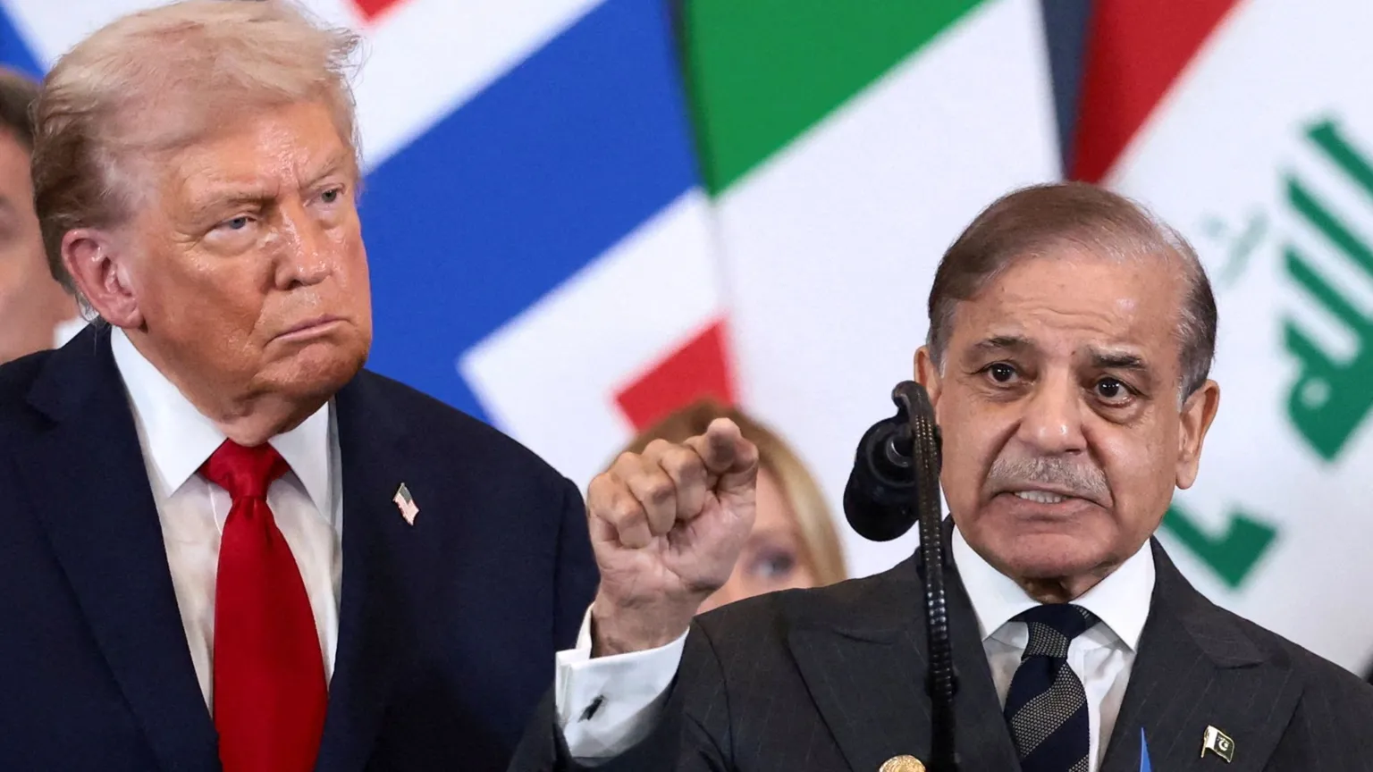 Perdana Menteri Pakistan Shehbaz Sharif (kanan) mengumumkan gencatan senjata.
