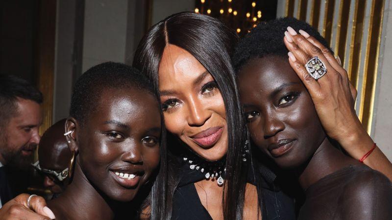 Naomi Campbell abraça as modelos sul-sudanesas Adut Akech e Anok Yai