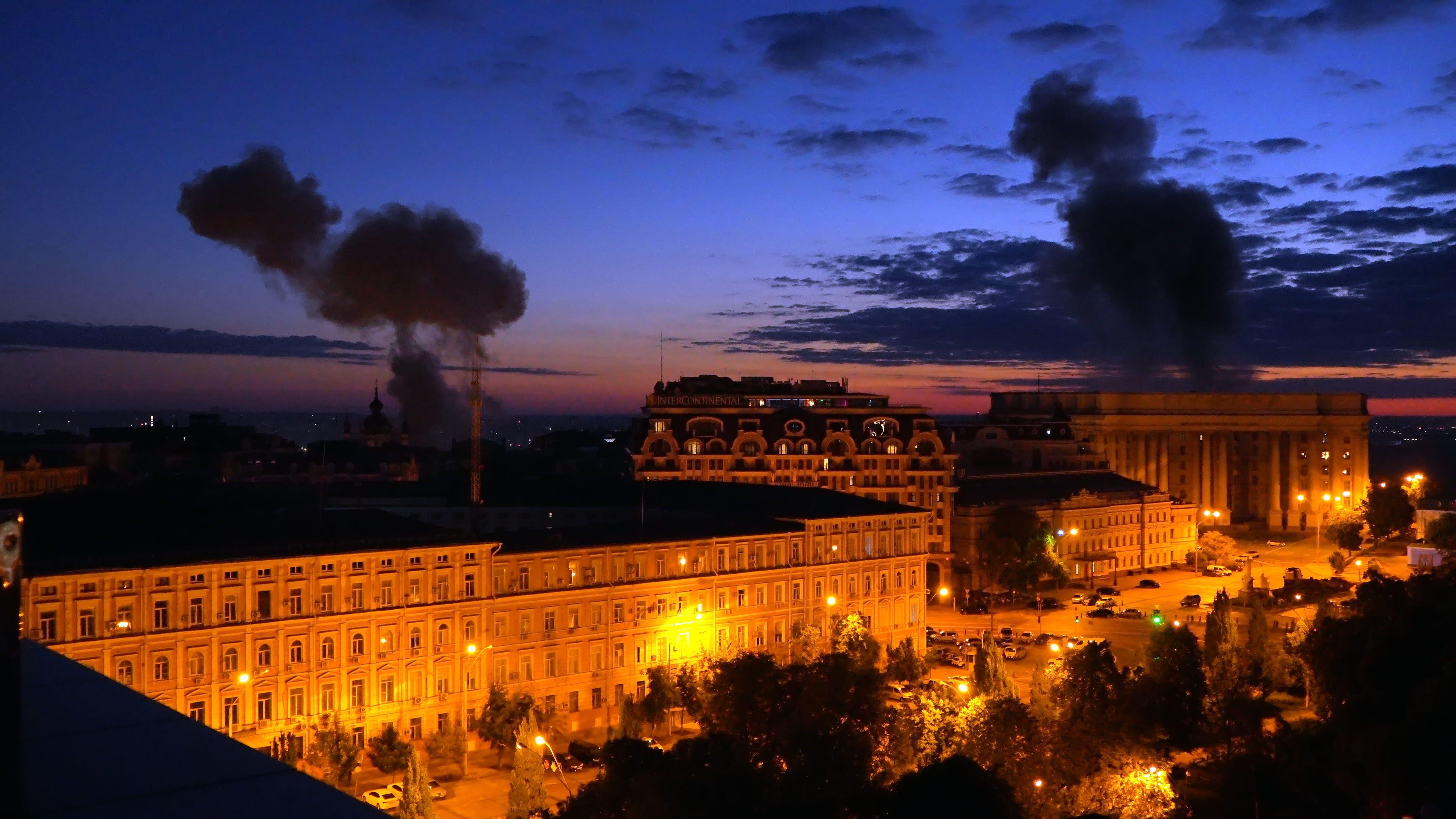 Columnas de humo se elevan sobre los edificios del centro de Kyiv al caer la noche