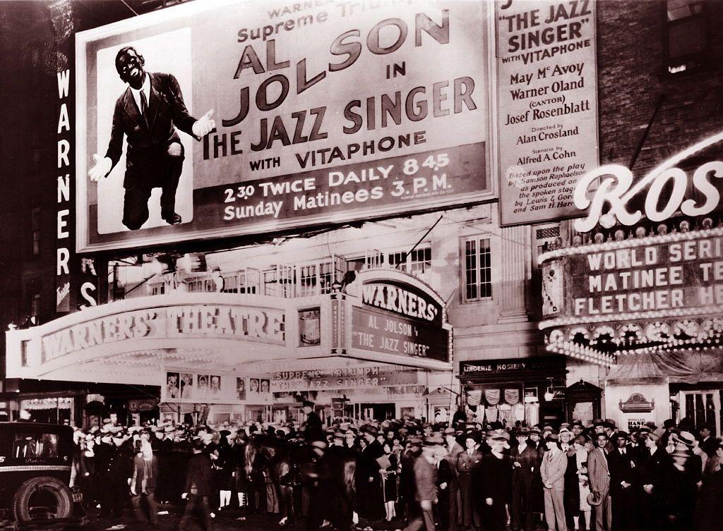 Una gran multitud se aglomera frente al teatro Warner's para ver The Jazz Singer, la primera película hablada de Hollywood.
