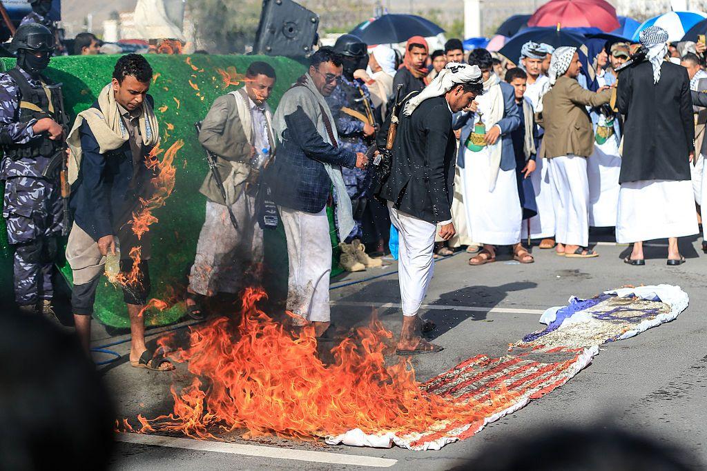 صورة تظهر مجموعة من أنصار جماعة الحوثي المدعومة من إيران يحرقون الأعلام الأمريكية والإسرائيلية خلال تجمع تضامني مع إيران ولبنان وسط الحرب الأمريكية الإسرائيلية ضد إيران، في العاصمة صنعاء، 3 أبريل/ نيسان 2026. 