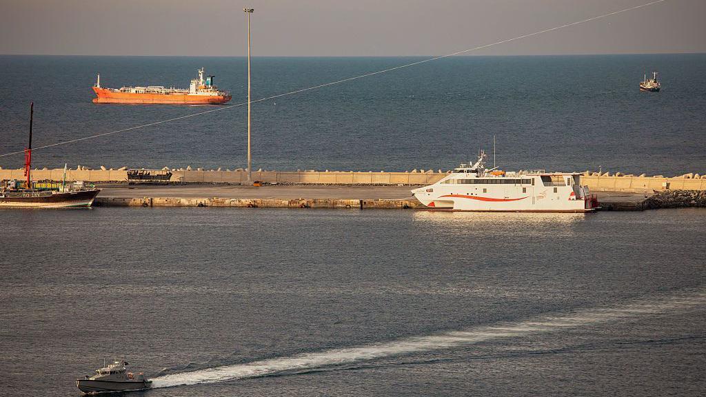 Petroleros y embarcaciones rápidas que han echado anclas cerca del estrecho de Ormuz.