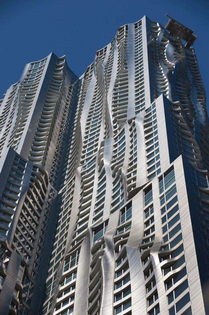 Foto de archivo del edificio de 76 pisos "New York by Gehry en 8 Spruce St." tomada el 2 de marzo de 2011 en Nueva York. Gehry creó el edificio de apartamentos más grande del hemisferio occidental con su primer gran proyecto residencial en la ciudad de Nueva York. FOTO AFP/DON EMMERT (El crédito de la foto debe decir DON EMMERT/AFP vía Getty Images)
