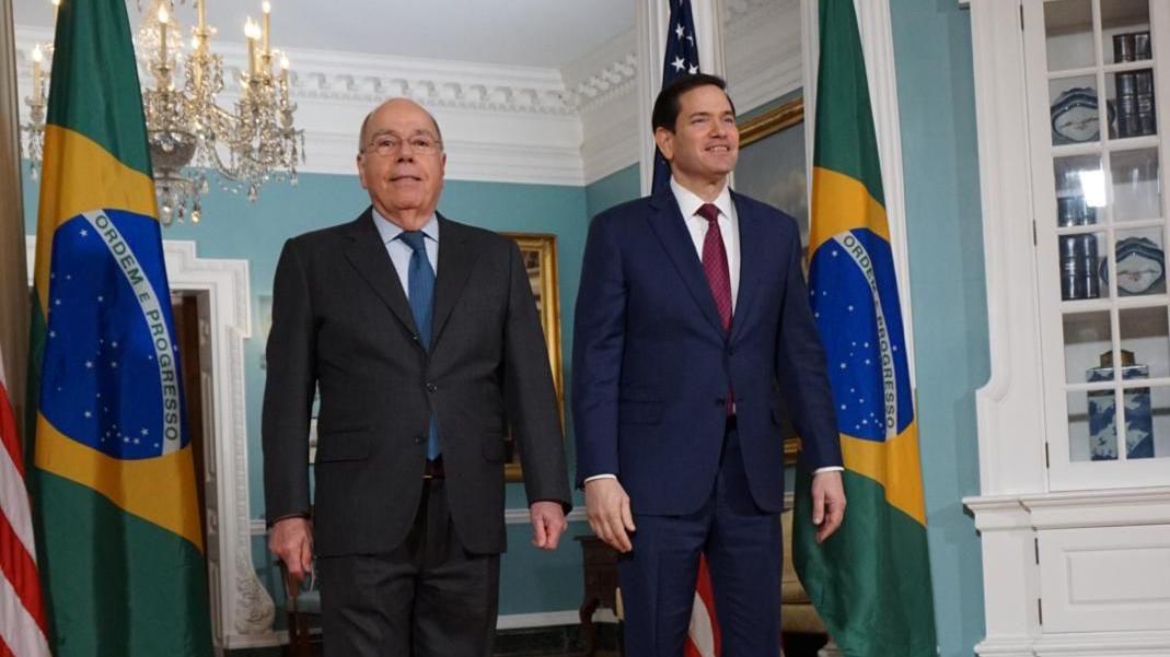 Vieira e Rubio em pé, sorrindo para foto, em salão