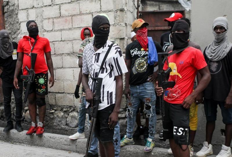 Encapuchados con armas largas en Puerto Príncipe.