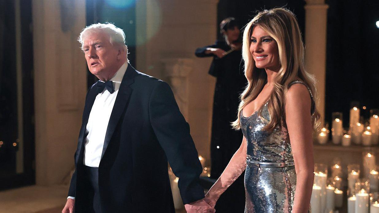 El presidente Donald Trump y la primera dama Melania Trump llegan a la Nochevieja en su casa de Mar-a-Lago, el 31 de diciembre de 2025 en Palm Beach, Florida.