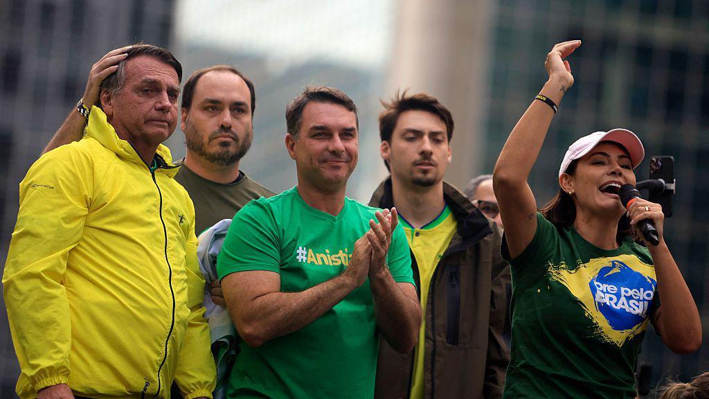 Jair Bolsonaro ao lado de Carlos, Flavio, Renan e Michelle Bolsonaro em uma manifestação de apoio ao ex-presidente na avenida Paulista em abril deste ano.