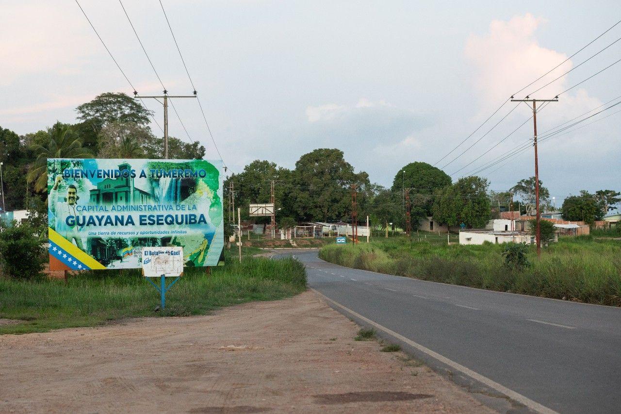 Un cartel en la Guayana Esequiba, en Tumeremo, municipio Sifontes del estado Bolívar, Venezuela, el 24 de mayo de 2025, cerca del Esequibo.
