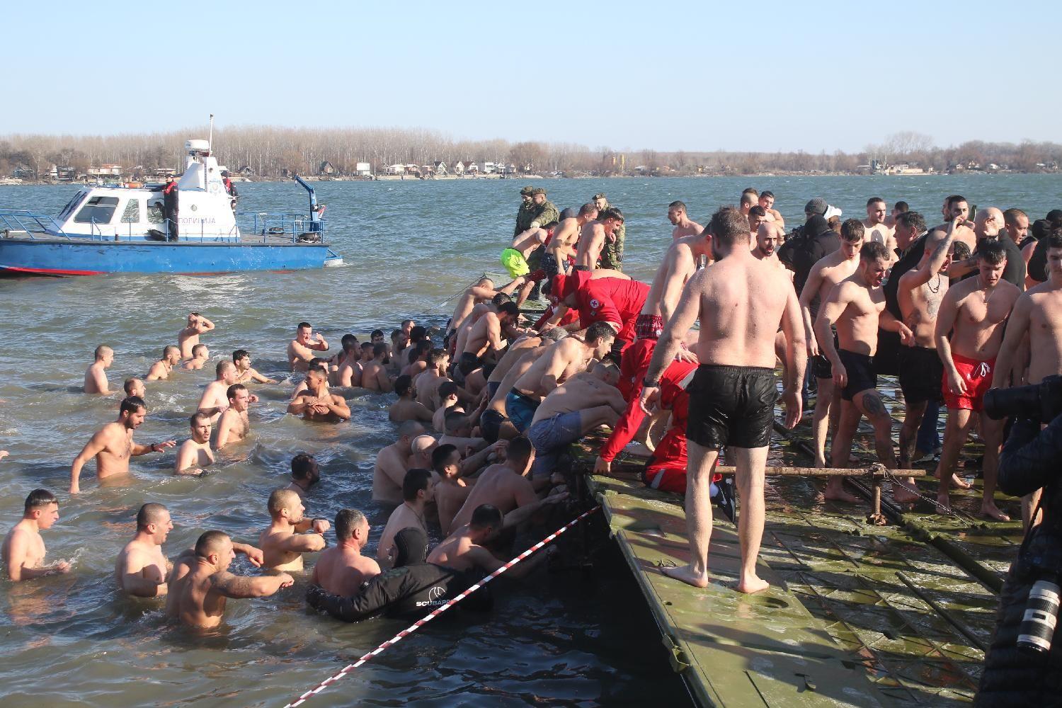 bogojavljanje u zemunu, plivanje za časni krst u zemunu na bogojavljanje, devojka prva doplivala do časnog krsta u zemunu