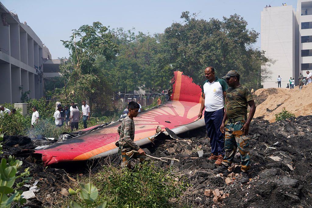 Un ala del vuelo AI171 tras estrellarse 30 segundos después del despegue en el Aeropuerto de Ahmedabad, en el noroeste de la India.