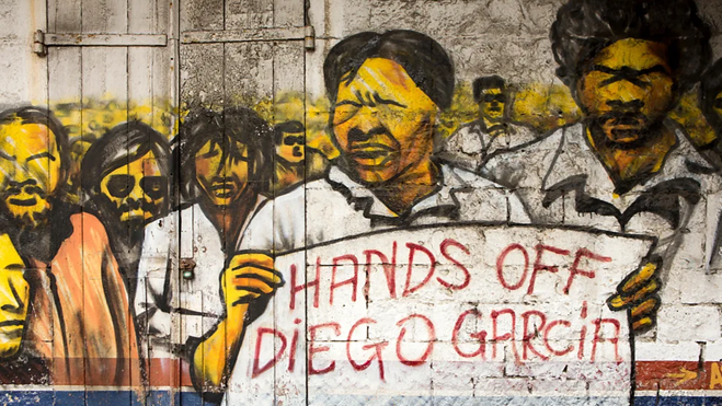 جدارية لأشخاص يحتجون ويطالبون برفع اليد عن جزيرة دييغو غارسيا.