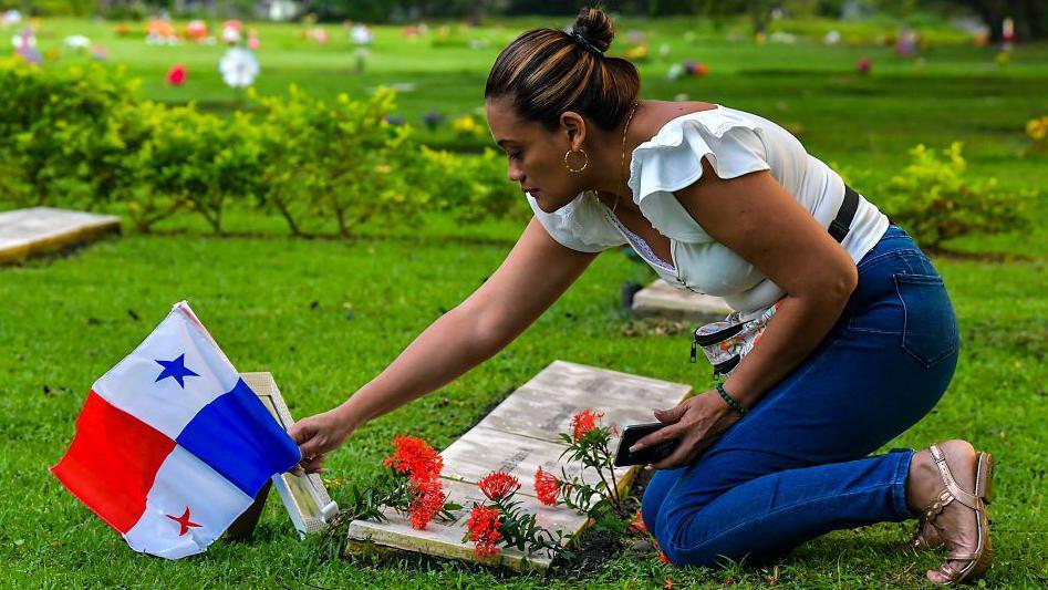 Una mujer en la tumba de un familiar fallecido durante la intervención de EE.UU. en Panamá en 1989.