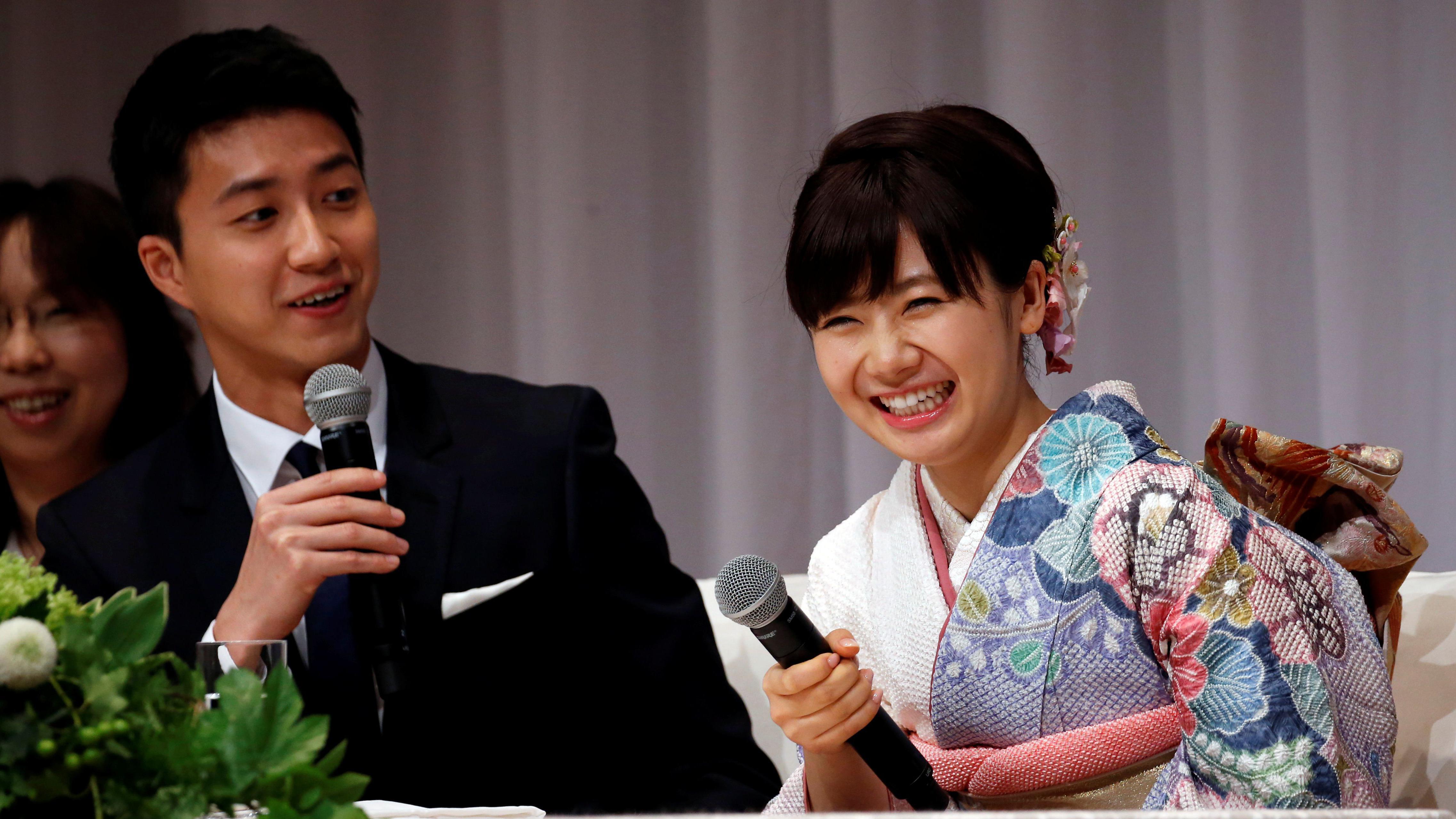 身穿西服的江宏傑（左）與身穿和服的福原愛（右）在東京新聞發佈會上宣佈婚訊，福原愛咧嘴大笑（21/9/2016）