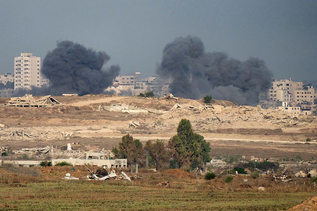 Esta foto tirada de um ponto na fronteira de Israel com a Faixa de Gaza mostra a fumaça subindo durante o bombardeio israelense ao território palestino sitiado em 22 de setembro de 2025, em meio à guerra em curso entre Israel e o grupo militante palestino Hamas.