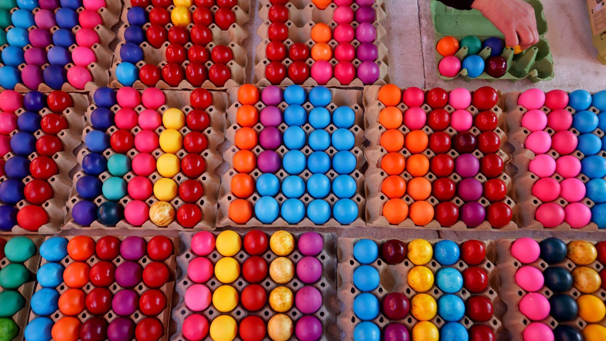 Kartonske kutije ofarbanih jaja u raznim bojama na jednoj pijaci u Beogradu