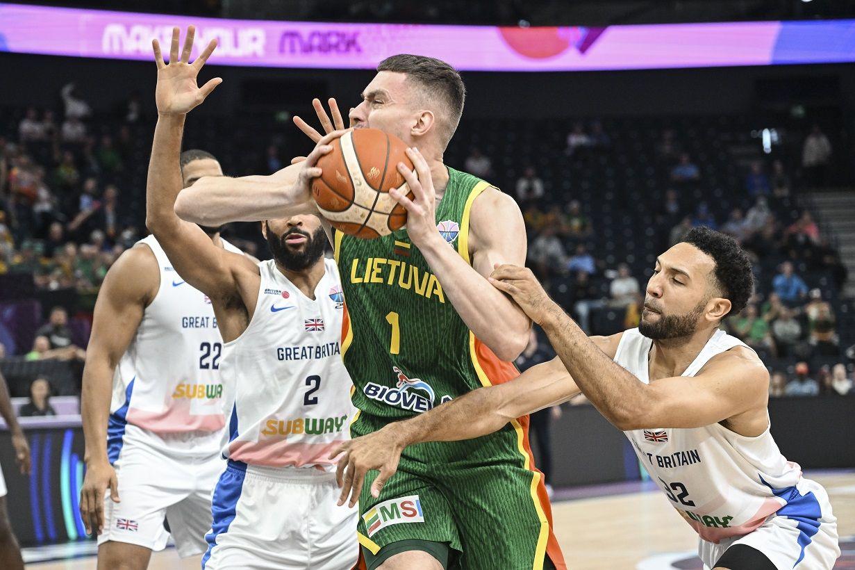 Litvanski centar Marek Blazevic u duelu sa britanskim košarkašima