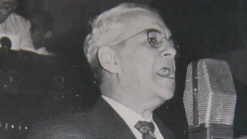 Guaracy Silveira falando ao microfone