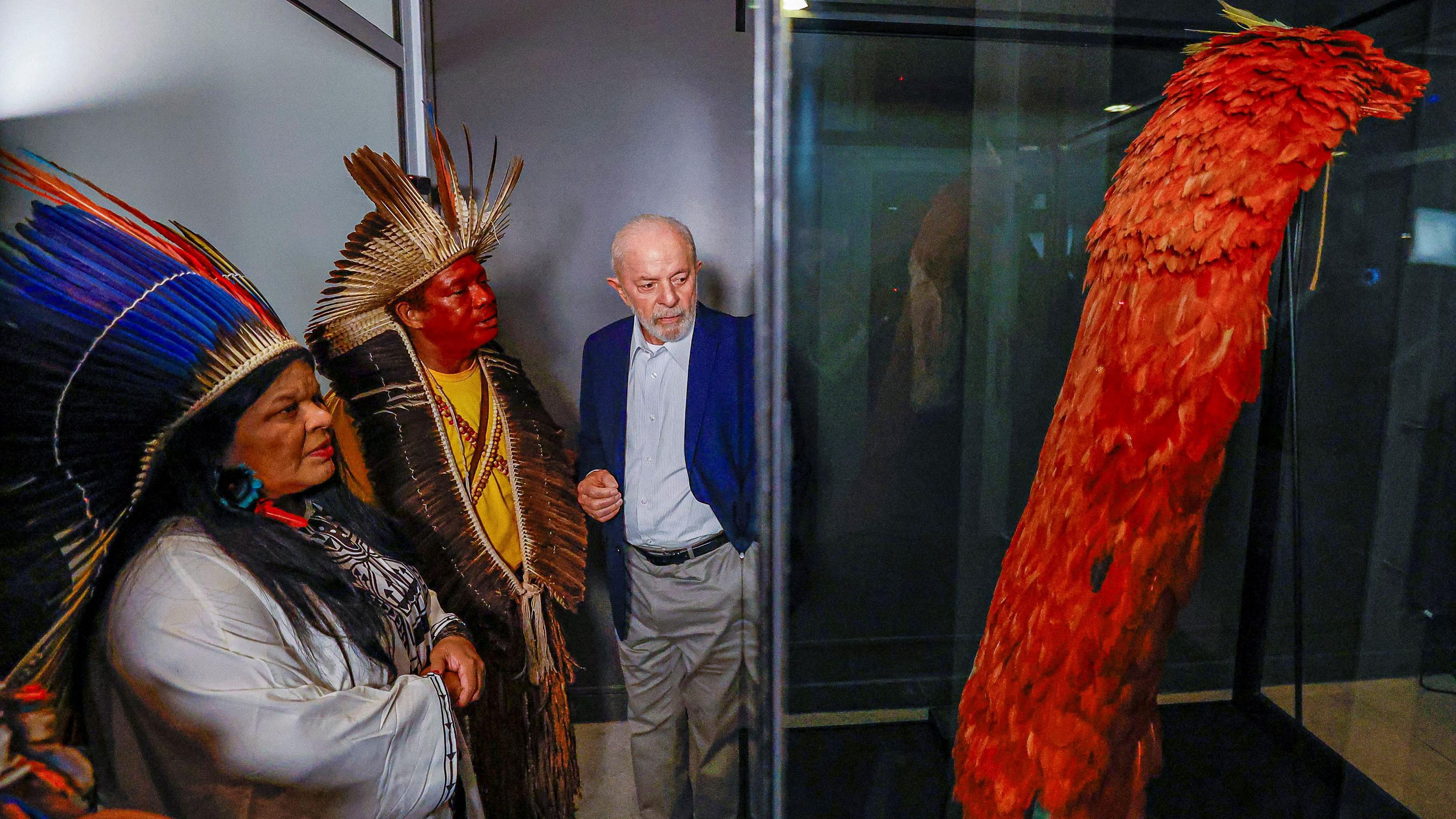 O presidente do Brasil, Luiz In&aacute;cio Lula da Silva, acompanhado pela ministra dos Povos Ind&iacute;genas, Sonia Guajajara, observa o manto tupinamb&aacute; &mdash; uma capa cerimonial de penas utilizada em rituais religiosos &mdash; durante uma cerim&ocirc;nia no Museu Nacional do Brasil, no Rio de Janeiro, em 12 de setembro de 2024.