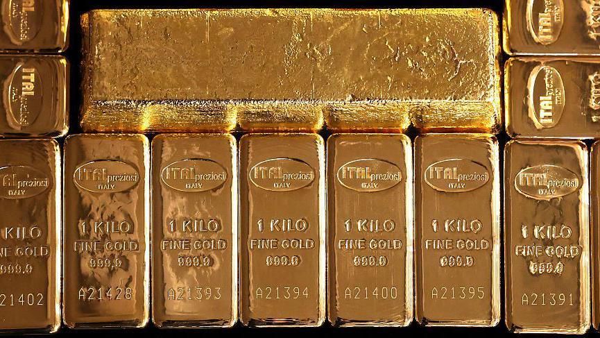 Brillantes lingotes de 1 kilo de oro puestos en fila.