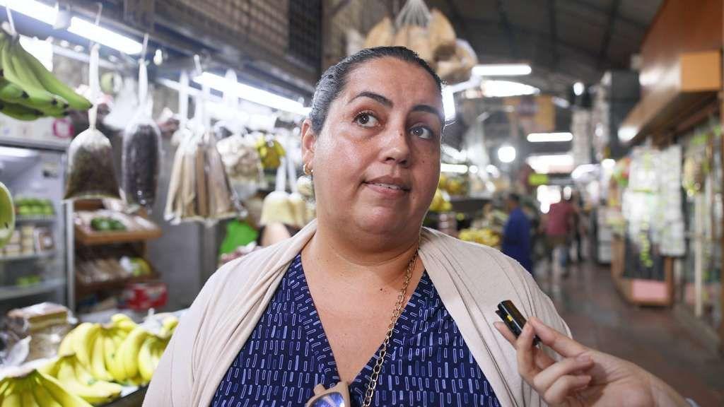 Bárbara Moreno mira hacia un costado mientras es entrevistada en un mercado de Caracas