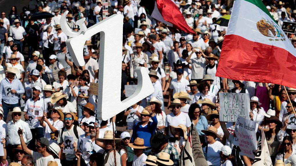 Manifestantes participan en la marcha "Por la Paz" organizada por Generación Z contra el gobierno de la presidenta de México, Claudia Sheinbaum, en Guadalajara.