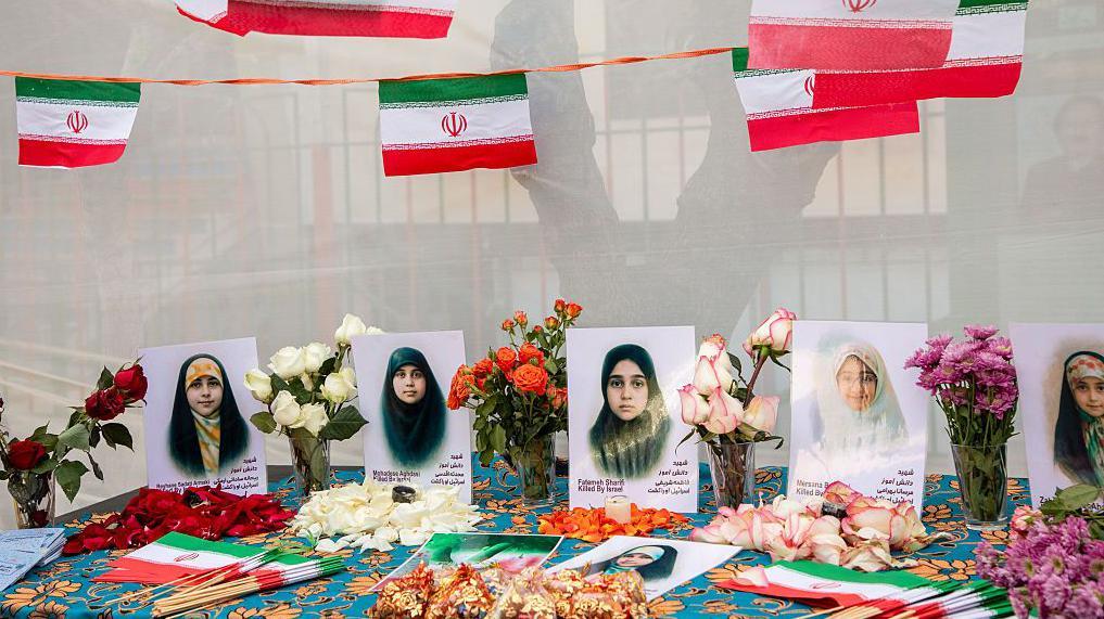 Retratos de niñas en un acto conmemorativo que marca los 40 días desde el ataque en una escuela en la ciudad de Minab, en el sur de Irán, que dejó al menos 168 muertos, entre ellos unos 110 niños.