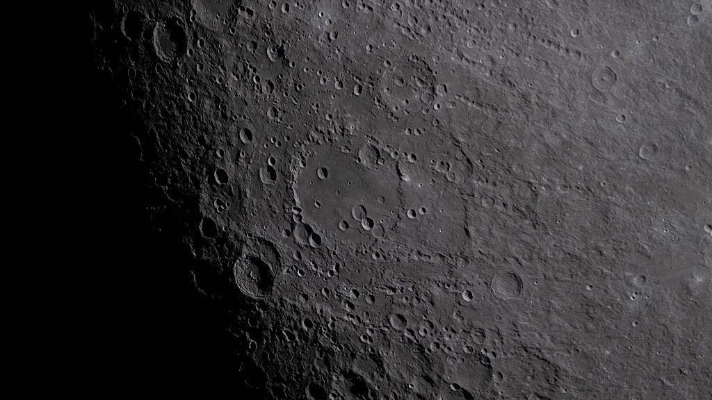Una imagen de la superficie lunar distribuida por la NASA