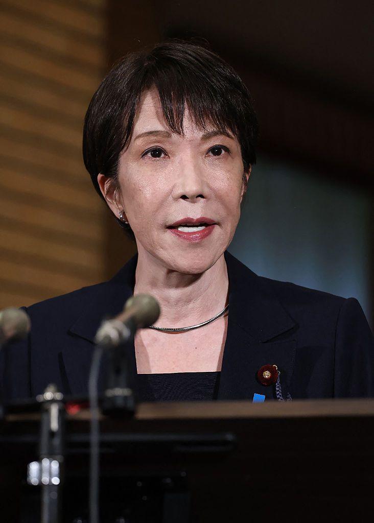 La primera ministra de Japón, Sanae Takaichi, habla en la residencia oficial del primer ministro en Tokio el 13 de agosto de 2026, refiriéndose a la visita realizada ese mismo día por el presidente ruso, Vladímir Putin, a las islas en disputa reclamadas tanto por Japón como por Rusia.