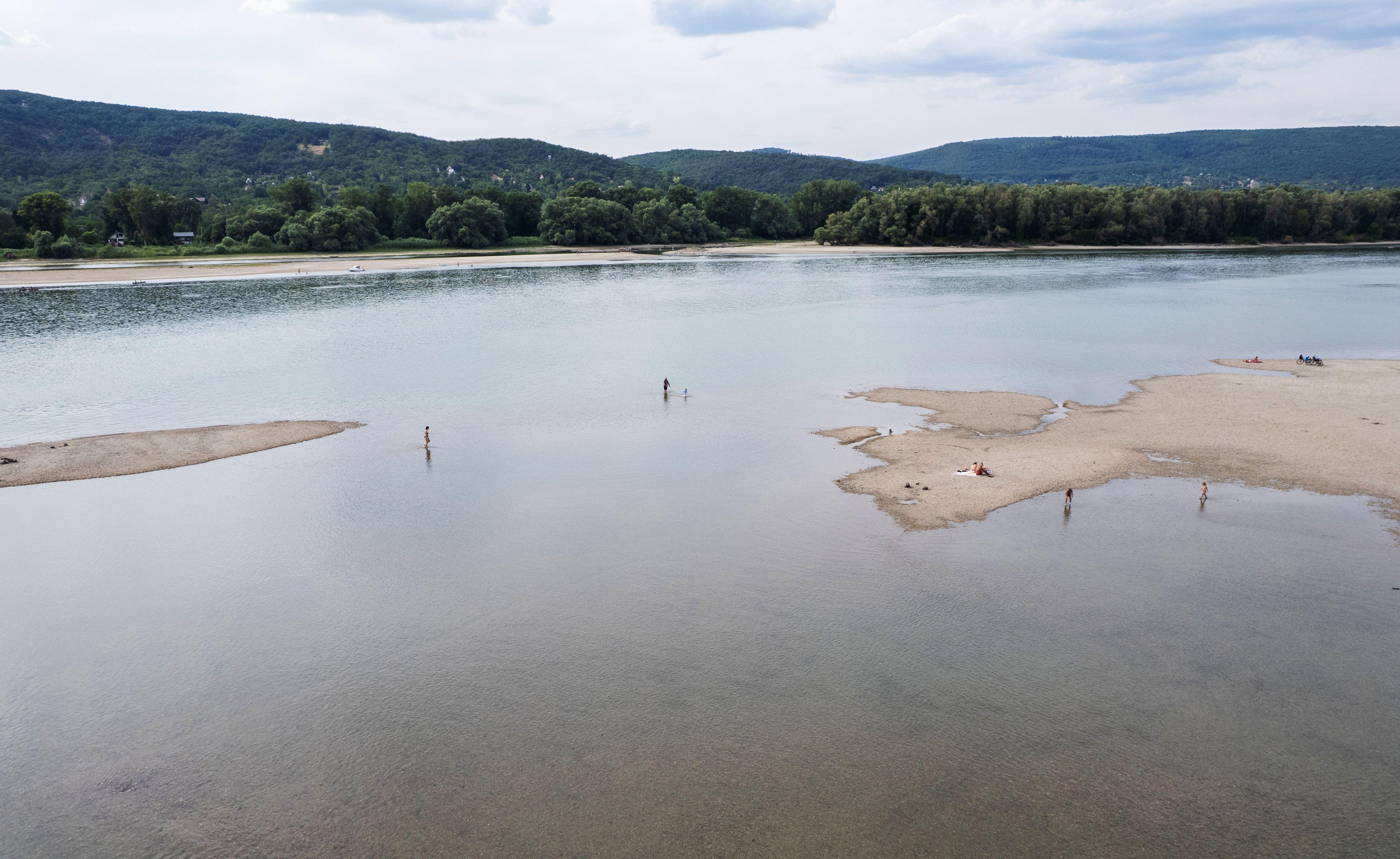 Dunav ponegde kao potok: Dramatične fotografije iz Srbije i regiona 4 nizak vodostaj dunava, nivo reke dunav u julu 2026.
