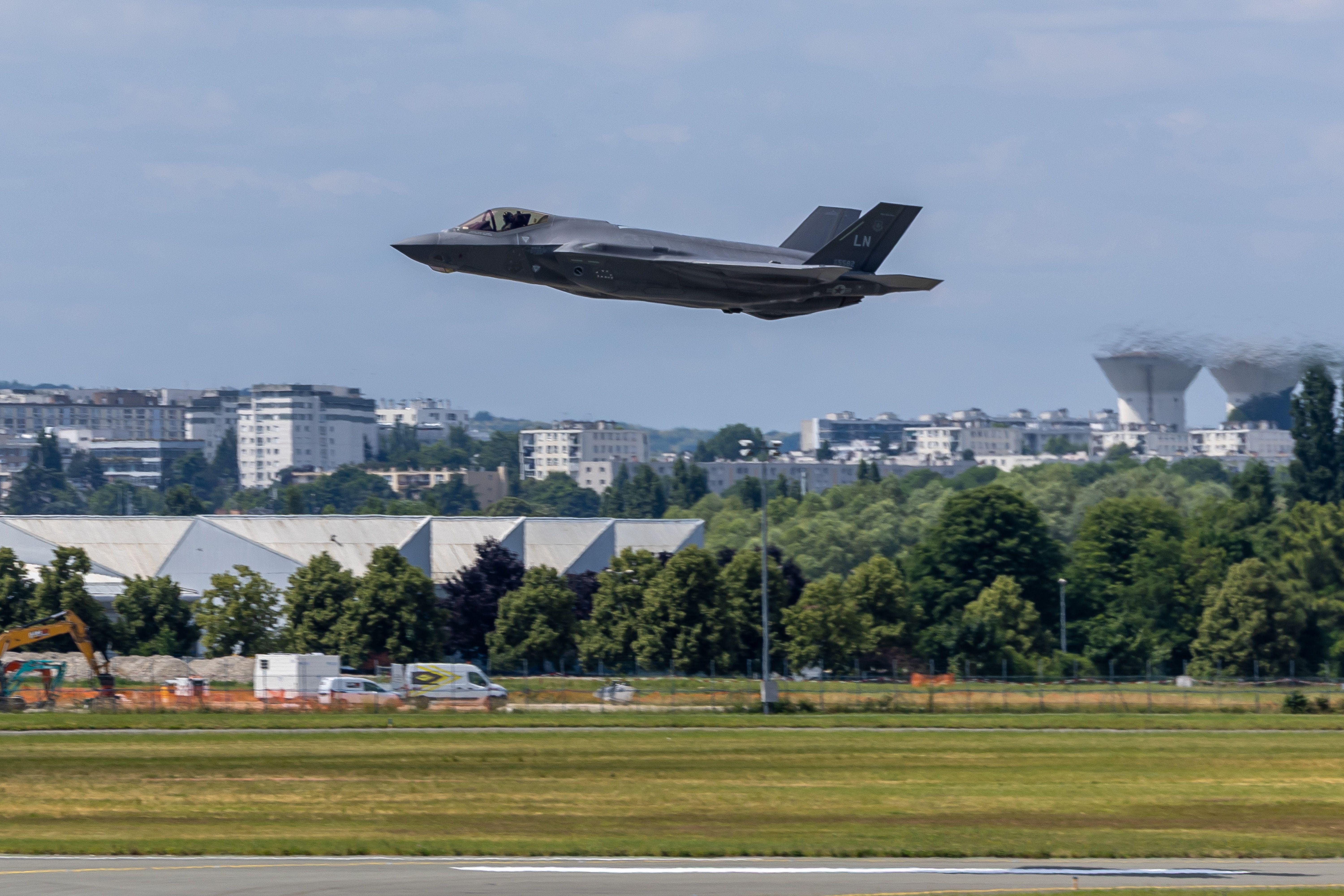 Um F-35 A Lightning II de nova geração, fabricado nos Estados Unidos, decola durante o primeiro dia da 55ª edição do Salão Internacional de Aeronáutica de Paris, no Aeroporto de Paris-Le Bourget, próximo a Paris, França, em 16 de junho de 2025