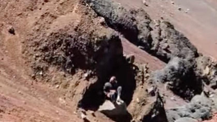 Farrell encostado em rochedo