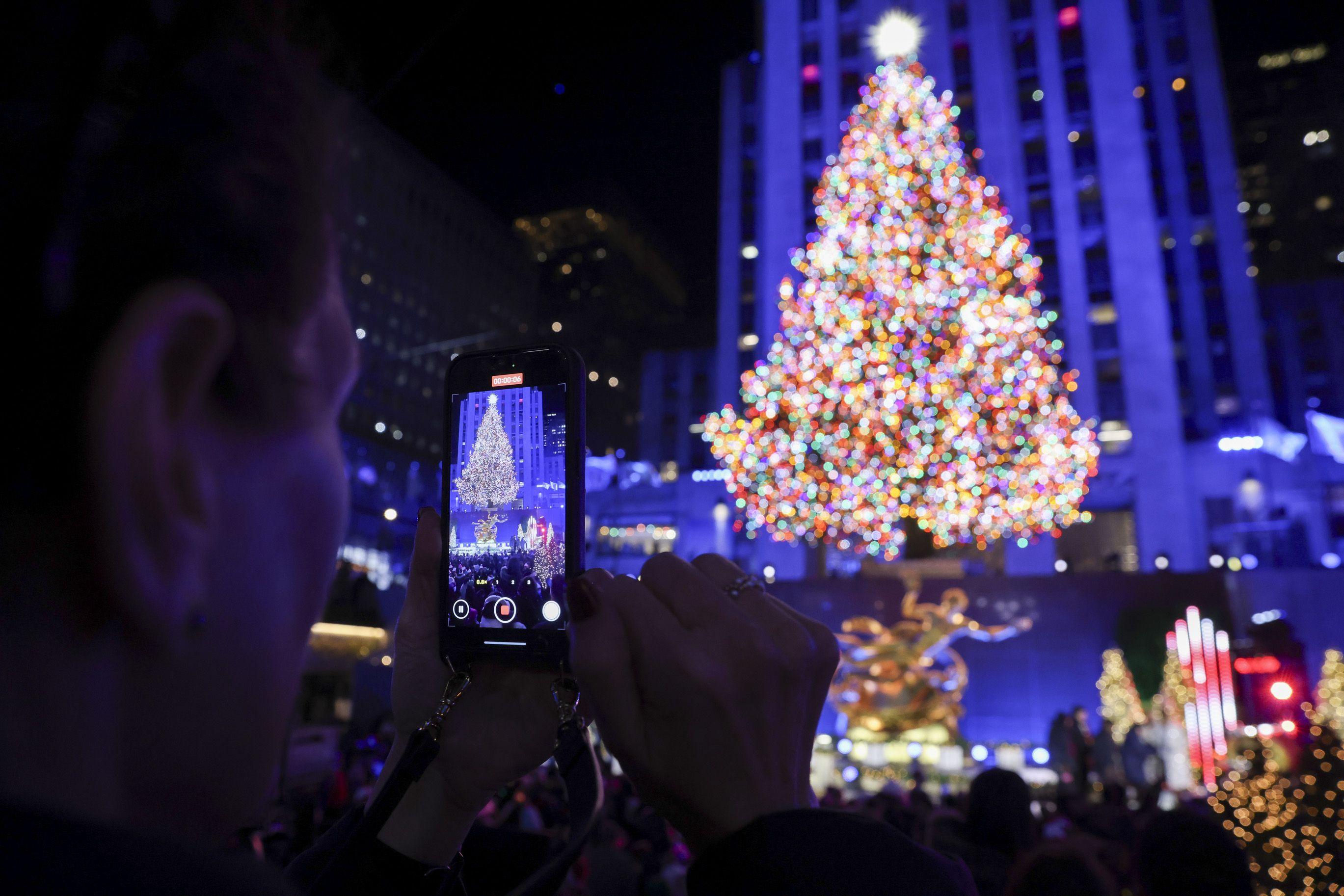 Zašto kitimo jelku i palimo badnjak pred Božić 2 Jelka ispred Rokfeler centra u Njujorku