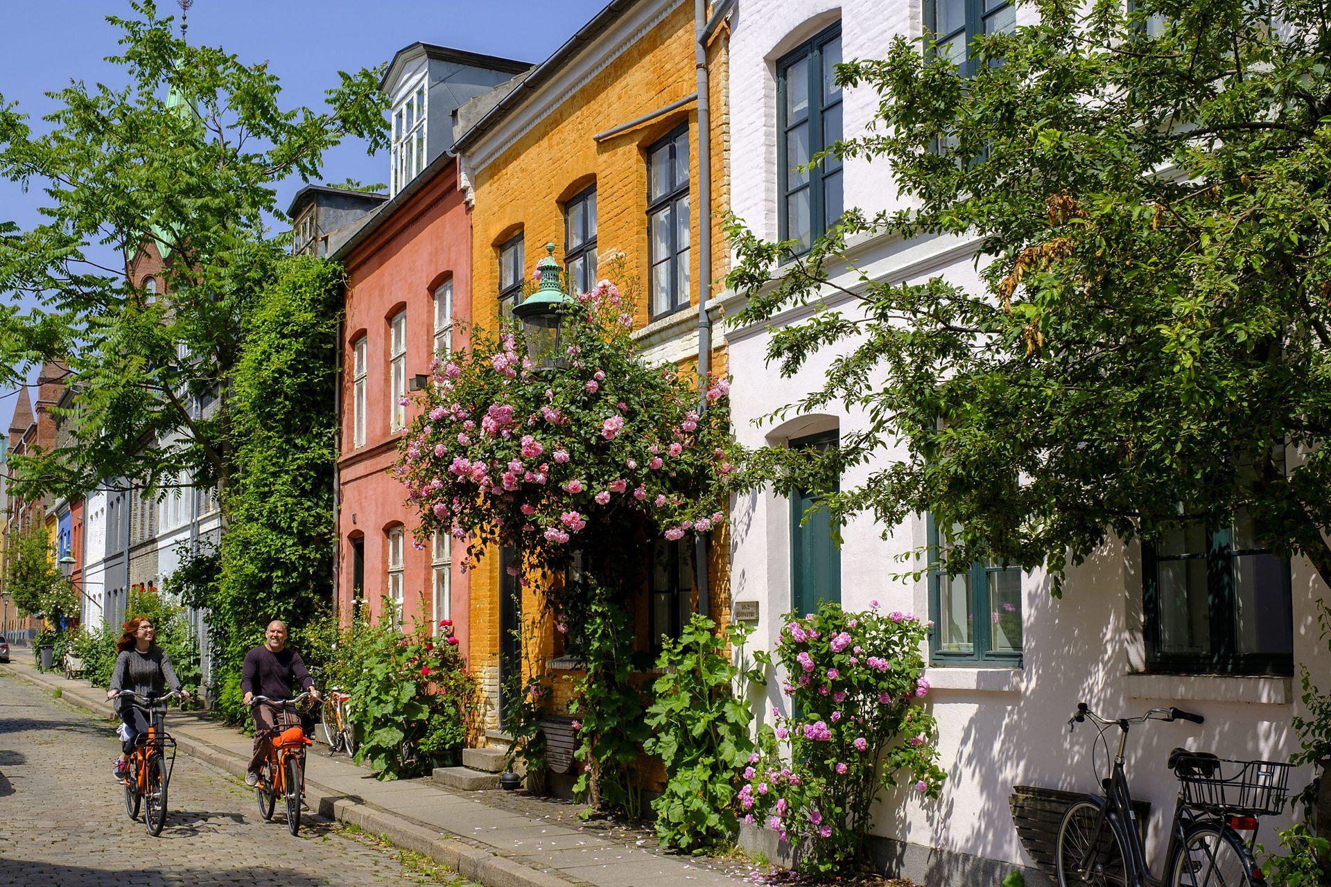 Dos personas en bicicleta por una calle de Copenhague, ciudad que encabezó el Índice Global de Habitabilidad por segundo año consecutivo.