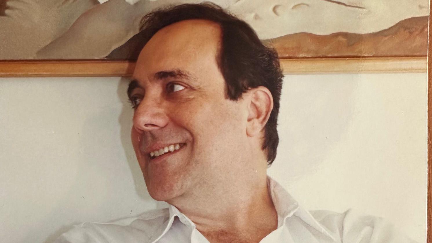 Carlos Alberto Montaner sonríe mirando hacia su derecha.