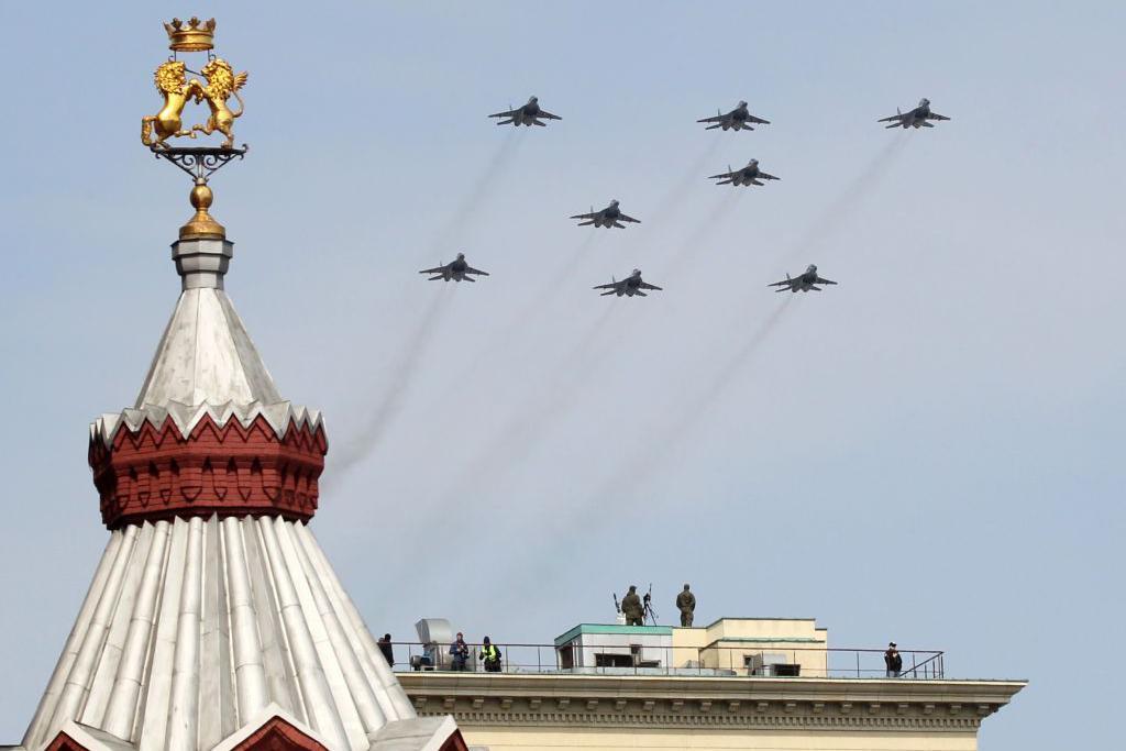 Jatos de combate Mikoyan MiG-29 russos voam sobre a Pra&ccedil;a Vermelha, durante os ensaios da Parada do Dia da Vit&oacute;ria em 7 de maio de 2022 em Moscou, na R&uacute;ssia