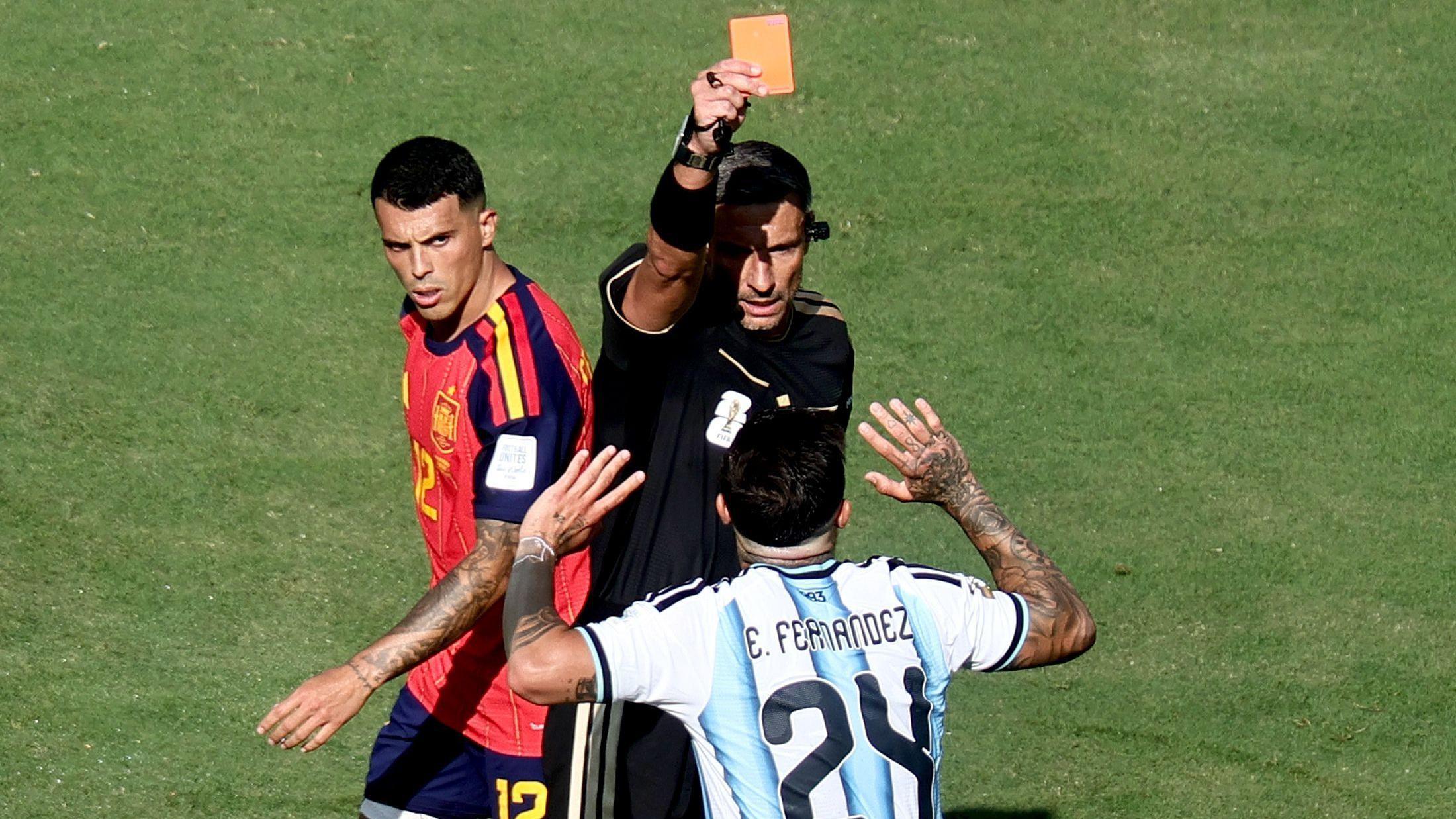 Španija je prvak sveta: Tores doneo titulu, Argentina nije htela da igra fudbal 2 Sudija Vinčić pokazuje crveni karton Encu Fernandezu