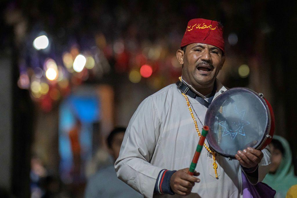 عرفت مصر المسحراتي منذ العهد الفاطمي لينبه الناس لبدء الصيام والإمساك عن الطعام 