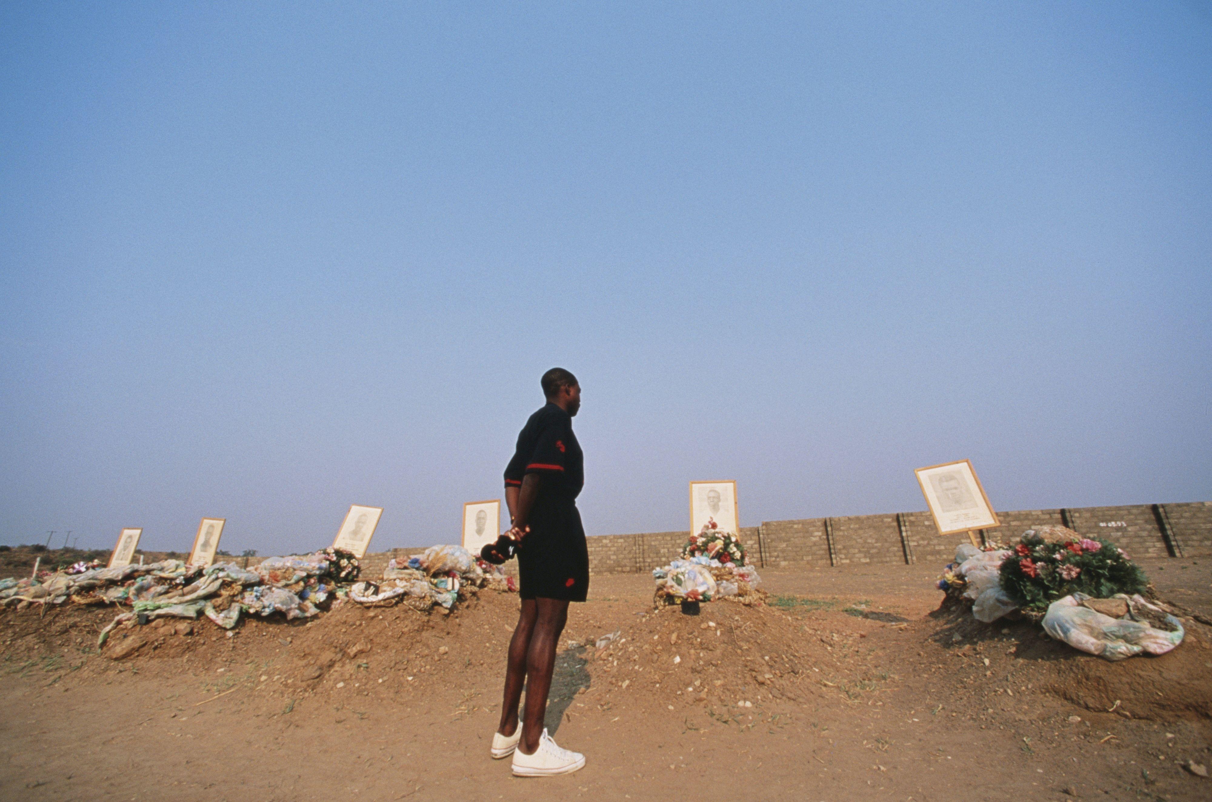 قائد منتخب زامبيا كالوشا بواليا يتأمل قبور زملائه في "موقع الأبطال" في لوساكا