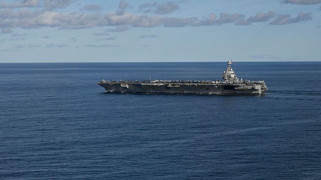 El portaaviones más grande del mundo, USS Gerald R. Ford, navega en el Mar del Norte durante el ejercicio NATO Neptune Strike 2025 el 24 de septiembre de 2025. Según la OTAN, más de 10,000 marineros, soldados, aviadores y marines de 13 naciones aliadas participaron en la actividad multinacional de vigilancia mejorada a gran escala, que tuvo lugar del 22 al 26 de septiembre de 2025 en un área que abarca el Mediterráneo, el Adriático, los mares del Norte y Báltico. (Foto de Jonathan KLEIN / AFP) (Foto de JONATHAN KLEIN/AFP vía Getty Images)
