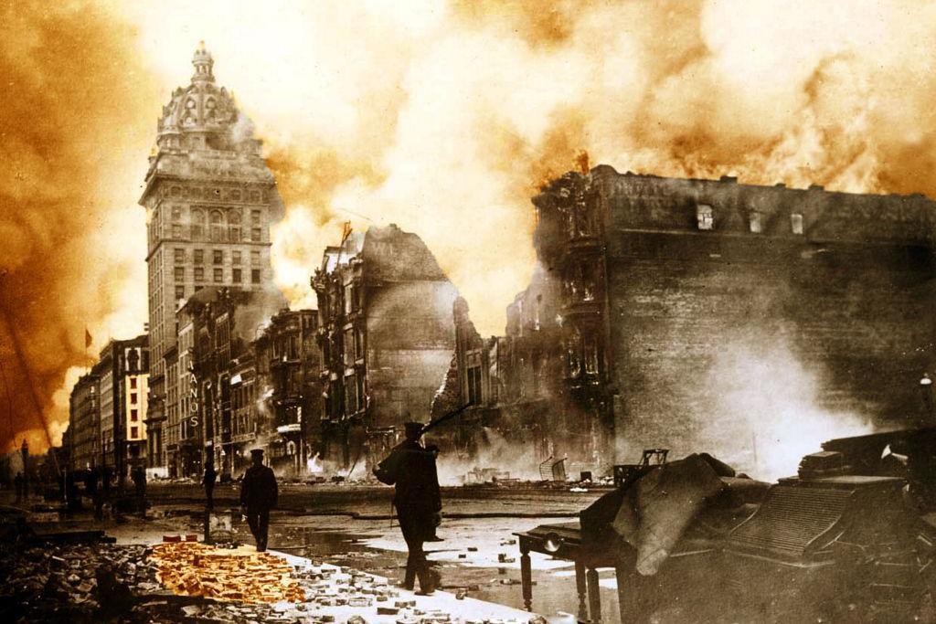 Fotografia colorida mostra a destrui&ccedil;&atilde;o ap&oacute;s o Grande Terremoto de S&atilde;o Francisco, em 1906