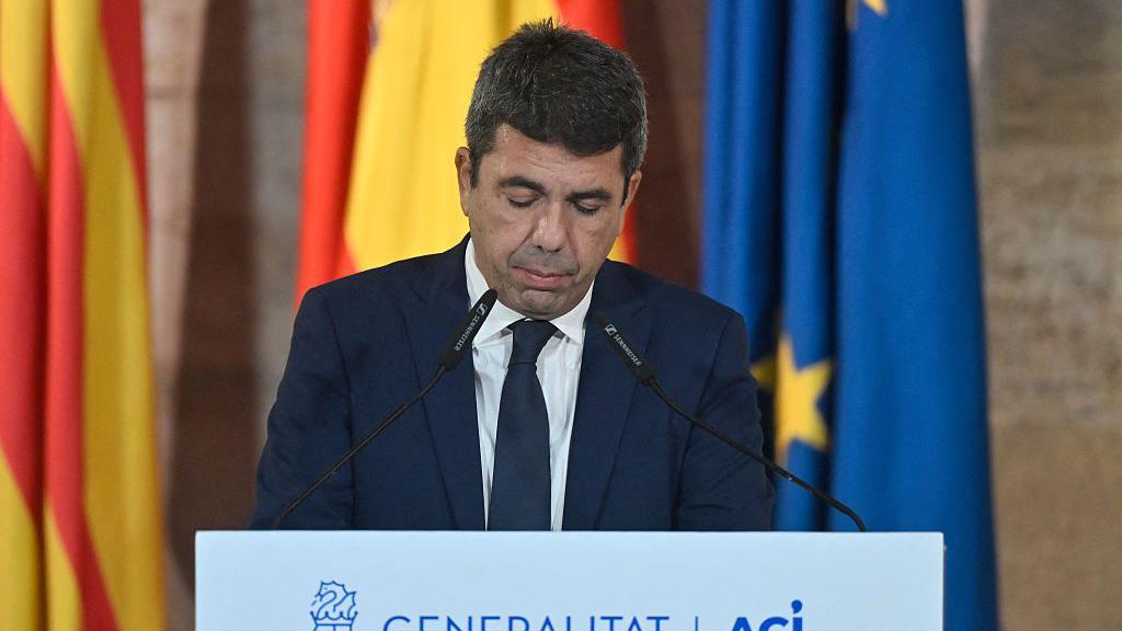 Karlos Mazon za govornicom pognute glave